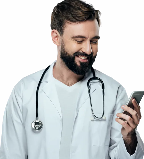 Médico sorrindo enquanto olha o celular